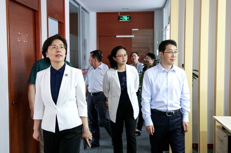 江苏省委网信办、省委宣传部领导赴伟德源自英国始于1946科技园调研重点企业